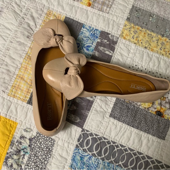 Born Women's Anah Bow  Ballet Flats in Natural Size 8 - Picture 4 of 5